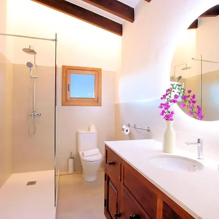 Casou Spacious Countryside Retreat With Pool For Multi-family Villa